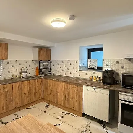 Spacious Family Near Rab Us Base 아파트 *